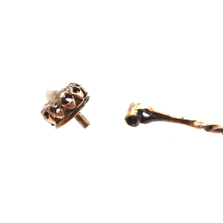 Spätviktorianische Krawattennadel aus 15-karätigem Gold mit natürlichen Perlen und Diamanten, die sich durch exquisite Handwerkskunst und zeitlose Eleganz auszeichnet.