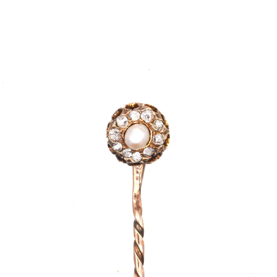 Spätviktorianische Krawattennadel aus 15-karätigem Gold mit einem natürlichen Perlen- und Diamantencluster-Design.