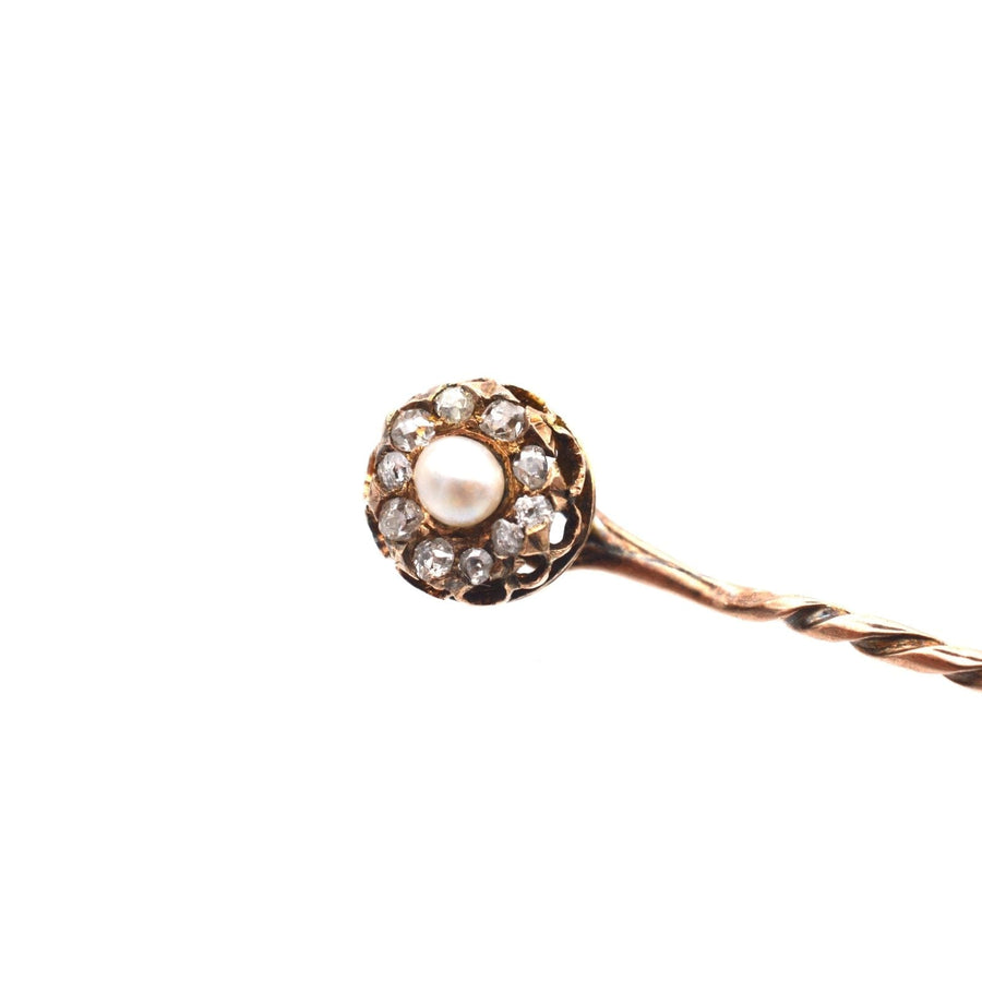 Spätviktorianische Krawattennadel aus 15-karätigem Gold mit natürlichen Perlen- und Diamantakzenten, perfekt für stilvolle Seidenkrawatten.