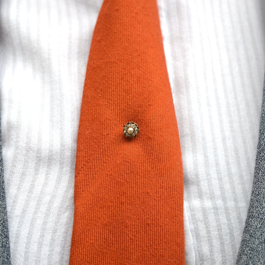 Spätviktorianische Krawattennadel aus 15 Karat Gold mit natürlichen Perlen und Diamanten auf einer orangefarbenen Seidenkrawatte.