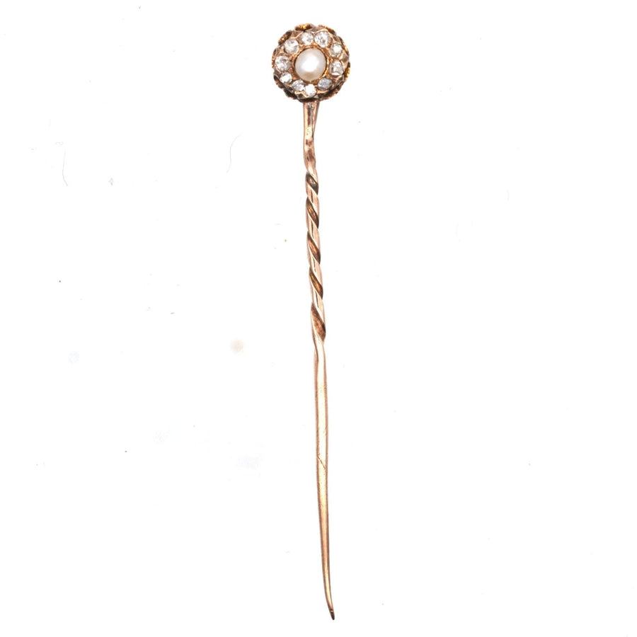 Spätviktorianische Krawattennadel aus 15 Karat Gold, verziert mit natürlichen Perlen und Diamanten, ideal für elegante Seidenkrawatten.