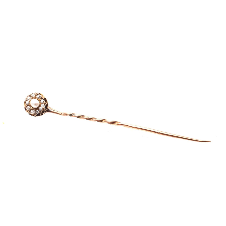 Spätviktorianische Krawattennadel aus 15-karätigem Gold mit natürlichen Perlen und Diamanten, perfekt für ein stilvolles Accessoire.