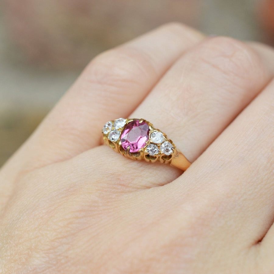 Spätviktorianischer Ring aus 18 Karat Gold mit rosa Turmalin und Diamanten im Altschliff an einer Hand.