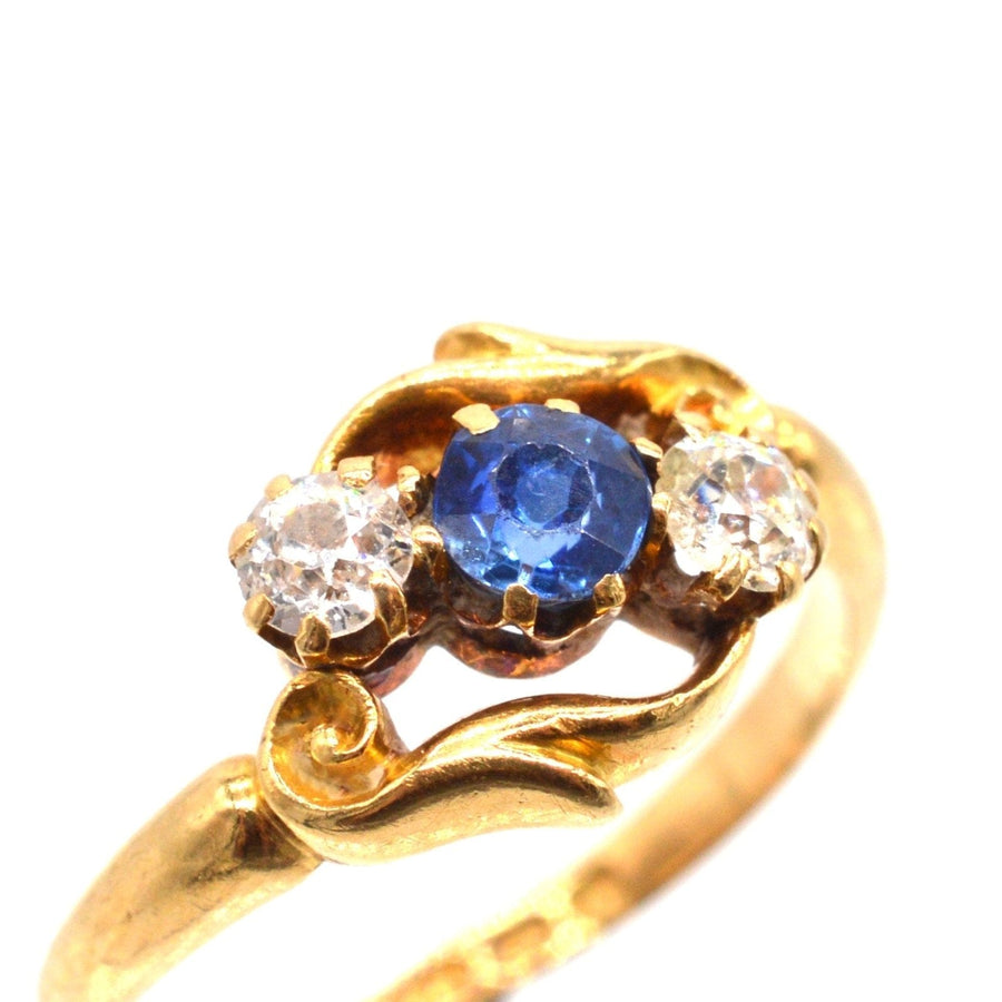 Späte viktorianische 18ct Gold Crossover Ring mit Saphir und Diamant drei Stein Mittelstück, aufwendig geschnitzte Design.