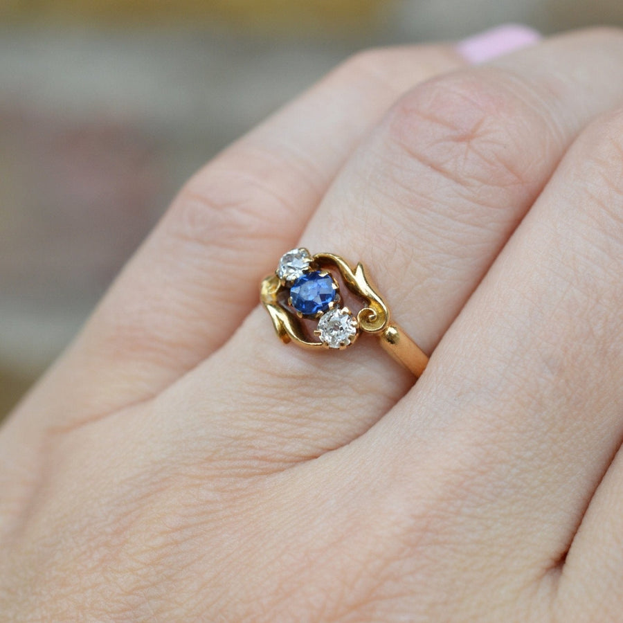 Spätviktorianischer Crossover-Ring aus 18-karätigem Gold mit Saphiren und Diamanten, aufwendig geschnitztes Design, idealer Verlobungsring.