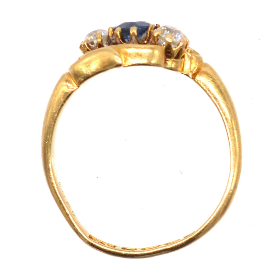Spätviktorianischer Kreuzring aus 18-karätigem Gold mit drei Saphiren und Diamanten, kunstvoll geschnitzt, Jugendstil.