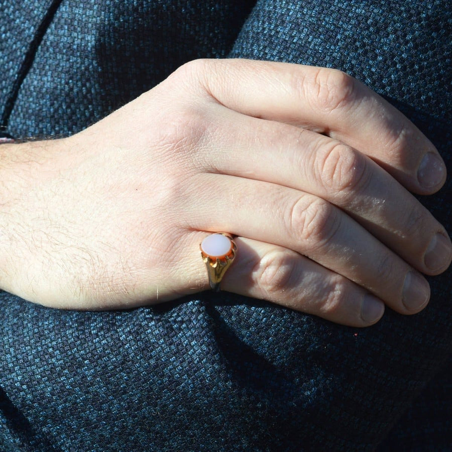Spätviktorianischer Sardonyx-Siegelring aus 9 Karat Gold, der an der Hand getragen wird und sein elegantes Design und den Stein zur Geltung bringt.