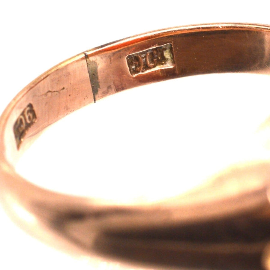 Nahaufnahme der Punze auf einem spätviktorianischen Sardonyx-Siegelring aus 9 Karat Gold, die die Echtheit unterstreicht.