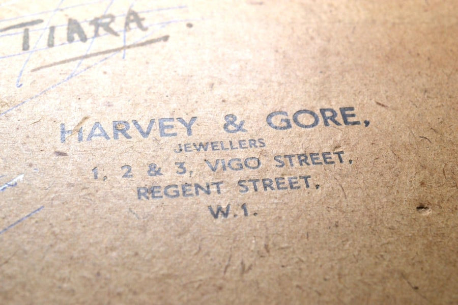 Etikett mit der Aufschrift "Harvey & Gore, Jewellers, Vigo Street, Regent Street, W.I." auf der Verpackung des Diadems.