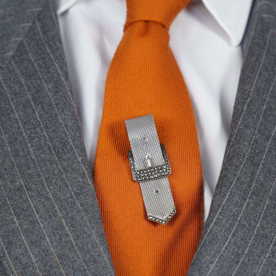 Silberne Schnallenbrosche aus der Mitte des Jahrhunderts mit Markasit an einer orangefarbenen Krawatte, die ihr zeitloses und vielseitiges Design zur Schau stellt.