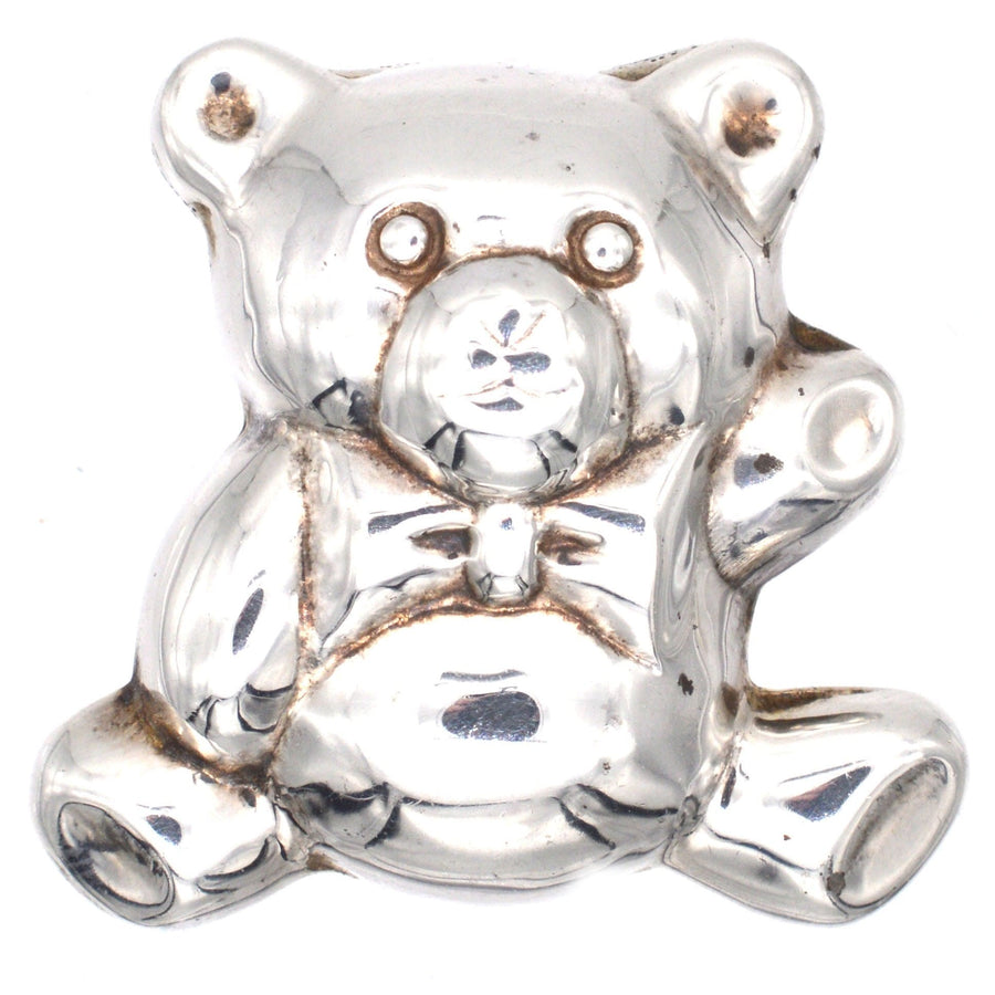 Silberne Teddybär-Brosche mit Fliege aus der Mitte des Jahrhunderts, vielseitig einsetzbar als Anhänger, ideales Geschenk zur Taufe oder für ein neues Baby.