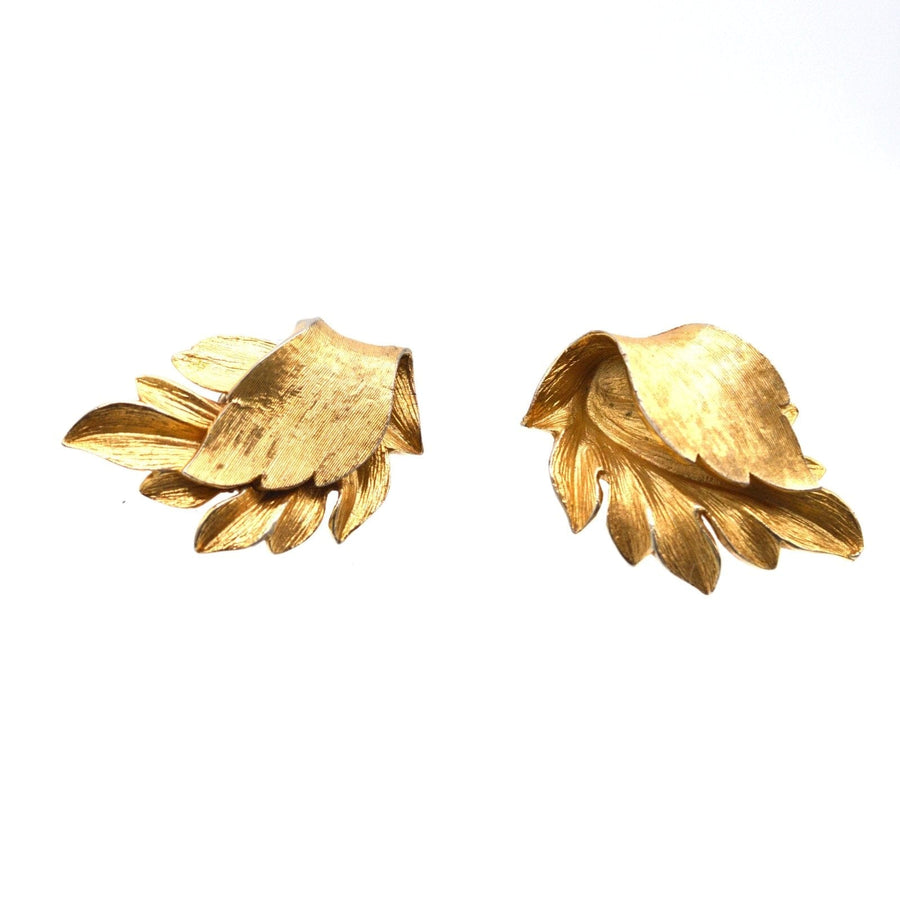 Blattohrringe aus vergoldetem Metall von Trifari aus der Mitte des Jahrhunderts, die ein atemberaubendes barockes Design in Goldtönen zeigen.