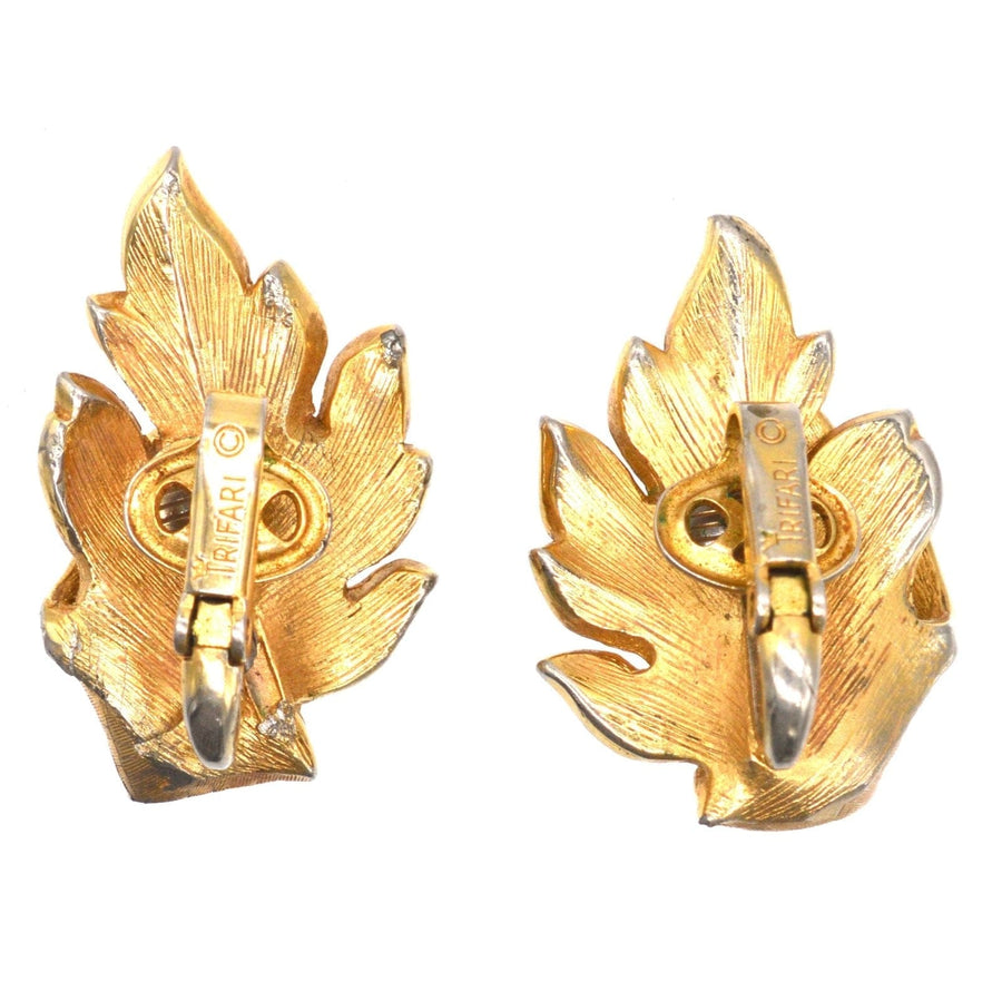 Blattohrringe aus vergoldetem Metall von Trifari aus der Mitte des Jahrhunderts in auffälligem Gold, die einen barocken Stil für einen dramatischen Look präsentieren.