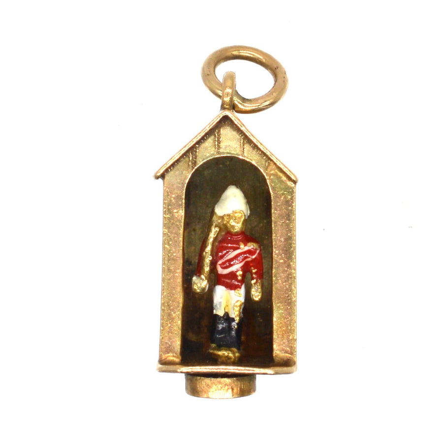 Miniatur-Charm der Leibgarde der Königin aus Gold und Emaille, der einen Soldaten in einem Wachhäuschen darstellt, von Georg Jensen Ltd.