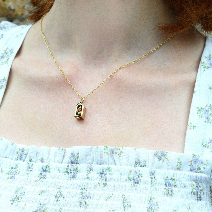 Halskette aus Gold und Emaille mit einer Miniatur der Leibgarde der Königin in einem Wachhäuschen.