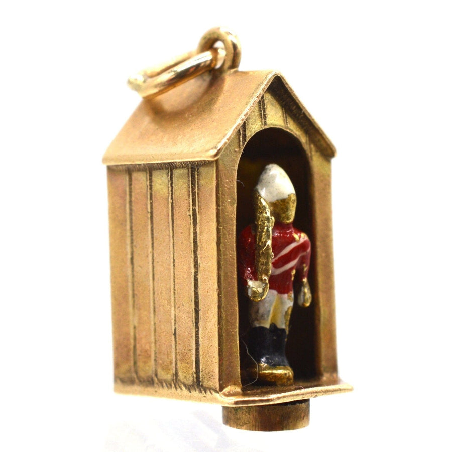 Miniatur-Charm aus Gold und Emaille mit der Darstellung einer Leibgarde der Königin in einem Wachhäuschen von Georg Jensen Ltd.