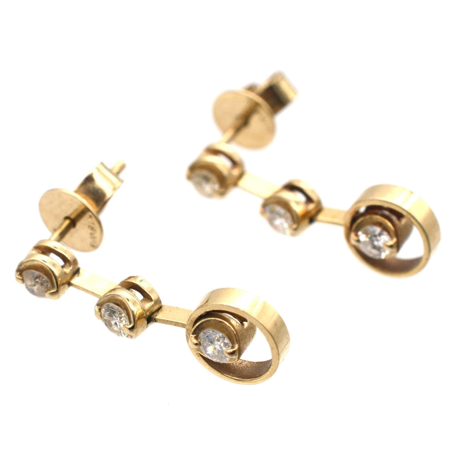 Moderne Diamant-Tropfenohrringe mit drei Steinen aus 18-karätigem Gold, mit strahlend weißen Diamanten für zusätzlichen Glanz.