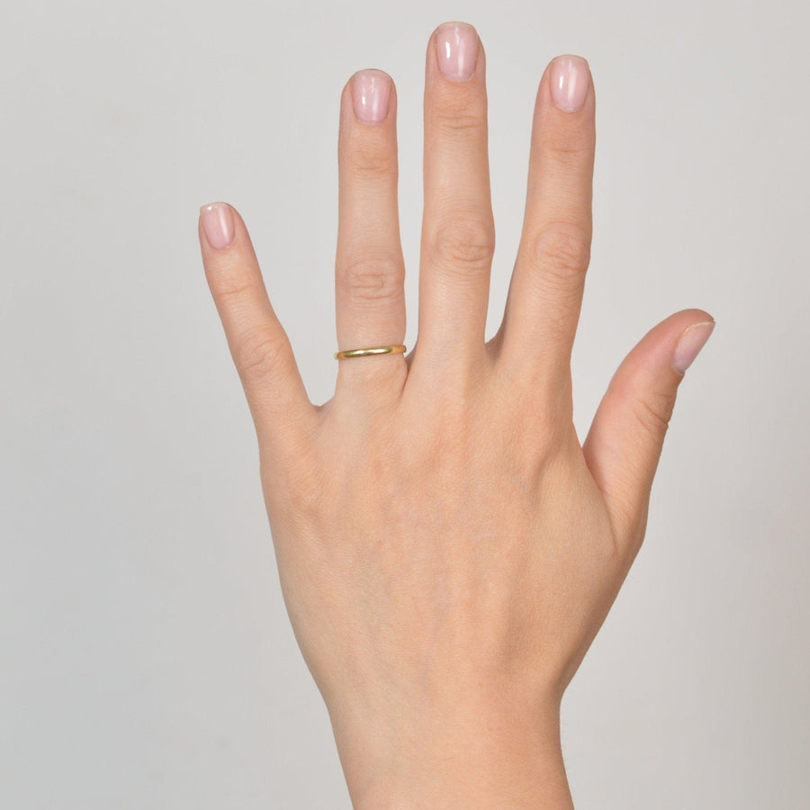 Eleganter, schlichter Ehering aus 18 Karat Gold, der an einer Hand getragen wird und sich perfekt zum Stapeln oder als einfacher Ehering eignet.