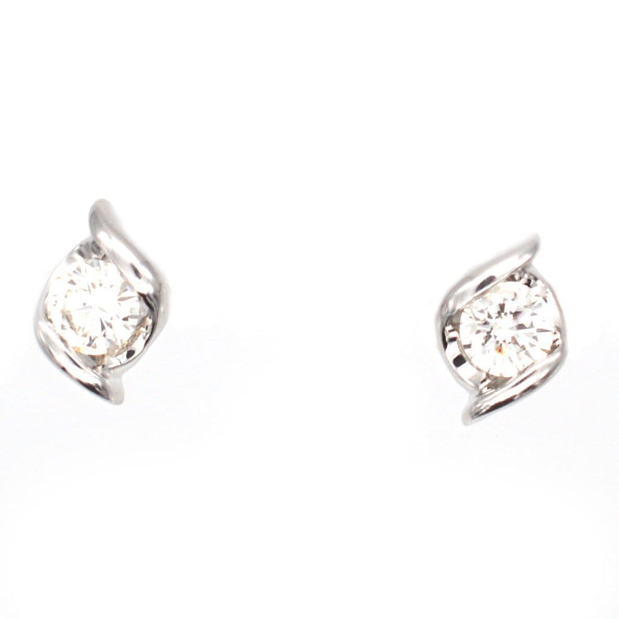 Moderner Diamant-Ohrstecker aus 18 Karat Weißgold mit Dreh-Detail, perfekt für den Tag oder die Nacht.