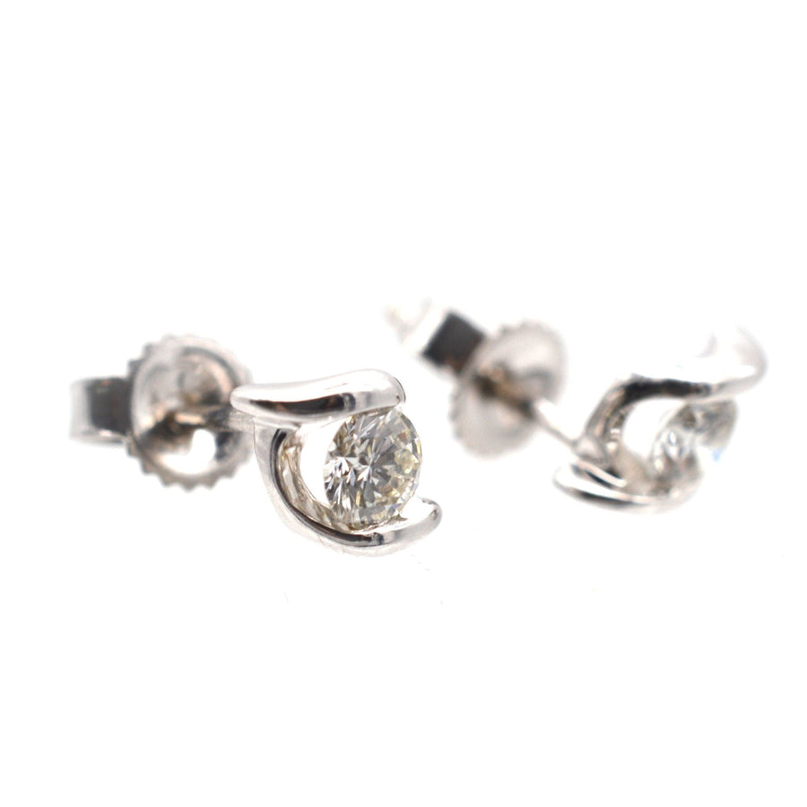 Moderne Diamant-Ohrstecker aus 18-karätigem Weißgold mit Twist-Detail, die helles Funkeln und Komfort bieten.