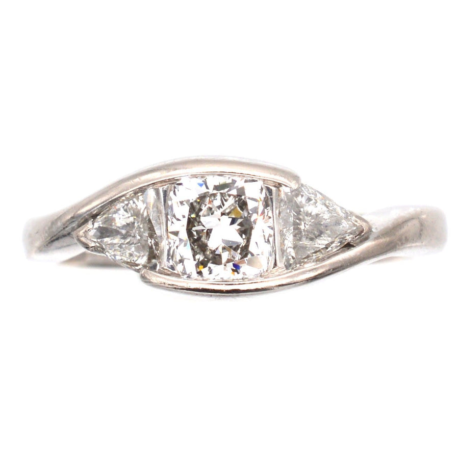 Moderner Dreistein-Diamantring aus 18 Karat Weißgold mit GIA-zertifiziertem Diamanten im Kissenschliff und Billionenschliff an den Seiten.