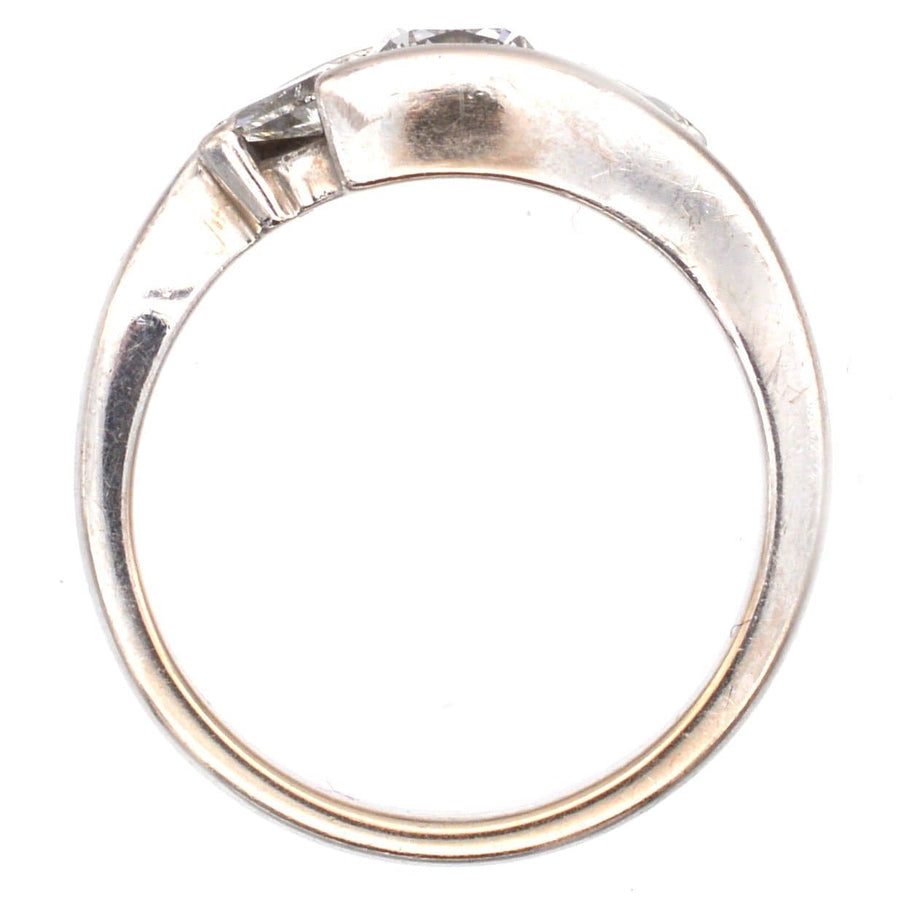 Moderner Dreistein-Diamantring aus 18 Karat Weißgold mit einem Diamanten im Kissenschliff und zwei Diamanten im Billionenschliff.