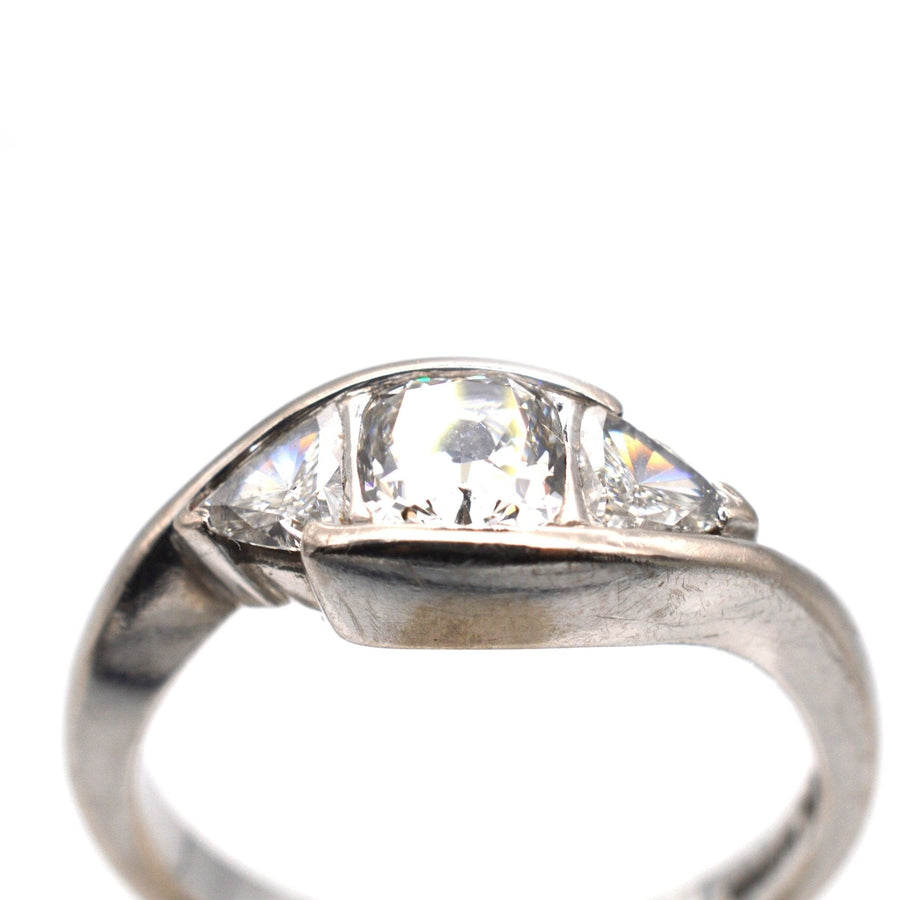 Moderner Dreistein-Diamantring aus 18 Karat Weißgold mit einem GIA-zertifizierten Diamanten im Kissenschliff und Seitensteinen im Billionenschliff.