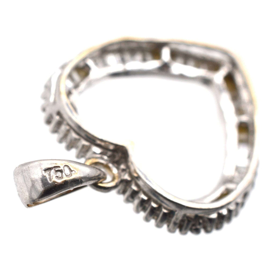 Nahaufnahme eines modernen, herzförmigen Diamantanhängers aus 18 Karat Weißgold mit einem atemberaubenden Design für den Valentinstag.
