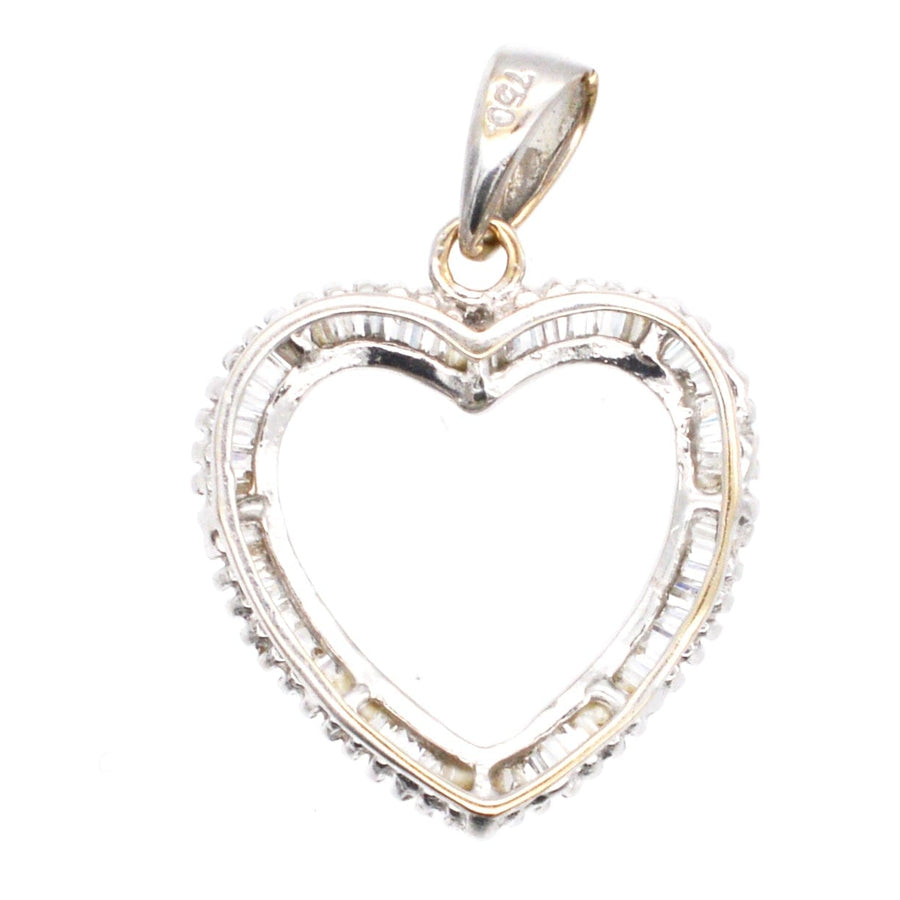 Moderner herzförmiger Anhänger aus 18 Karat Weißgold mit Diamanten, perfekt für Geschenke zum Valentinstag.