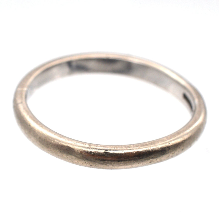 Moderner Ehering aus 18 Karat Weißgold, schlichter Bandring, ideal für Hochzeiten oder zum Stapeln.
