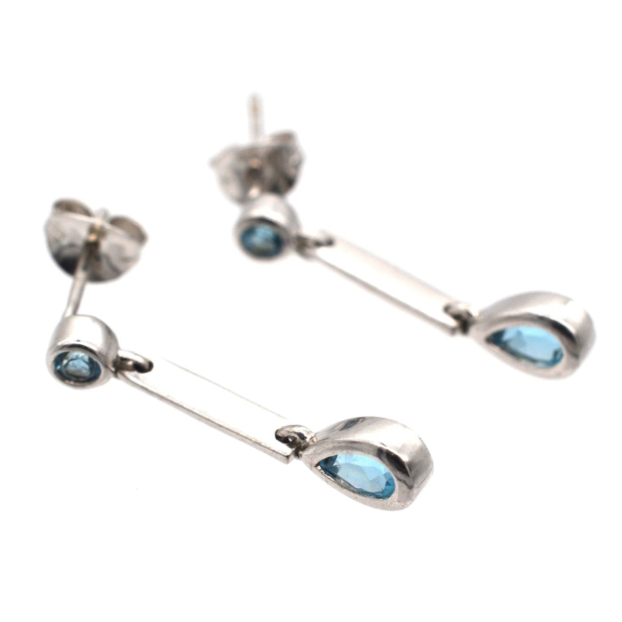Moderne Ohrringe aus 9-karätigem Weißgold mit blauem Spinell in Tropfenform, die sich perfekt für den eleganten Auftritt am Abend eignen.