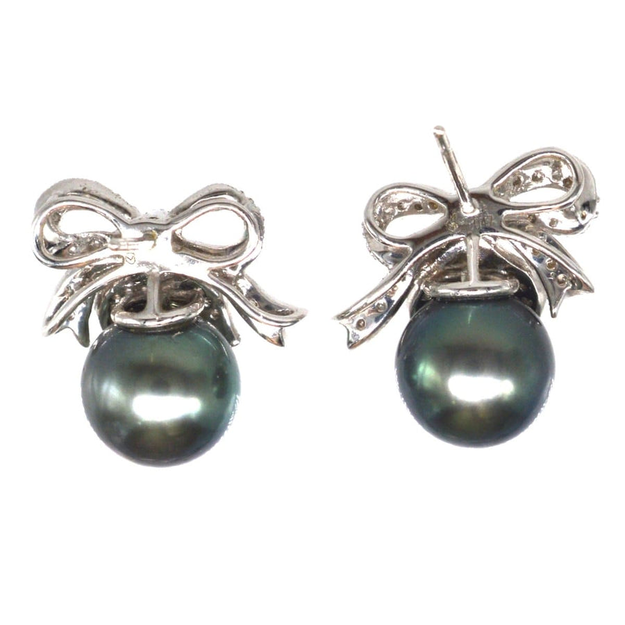 Schicke schwarze Perlen-Ohrstecker mit Diamantschleife, perfekt für elegante Anlässe.