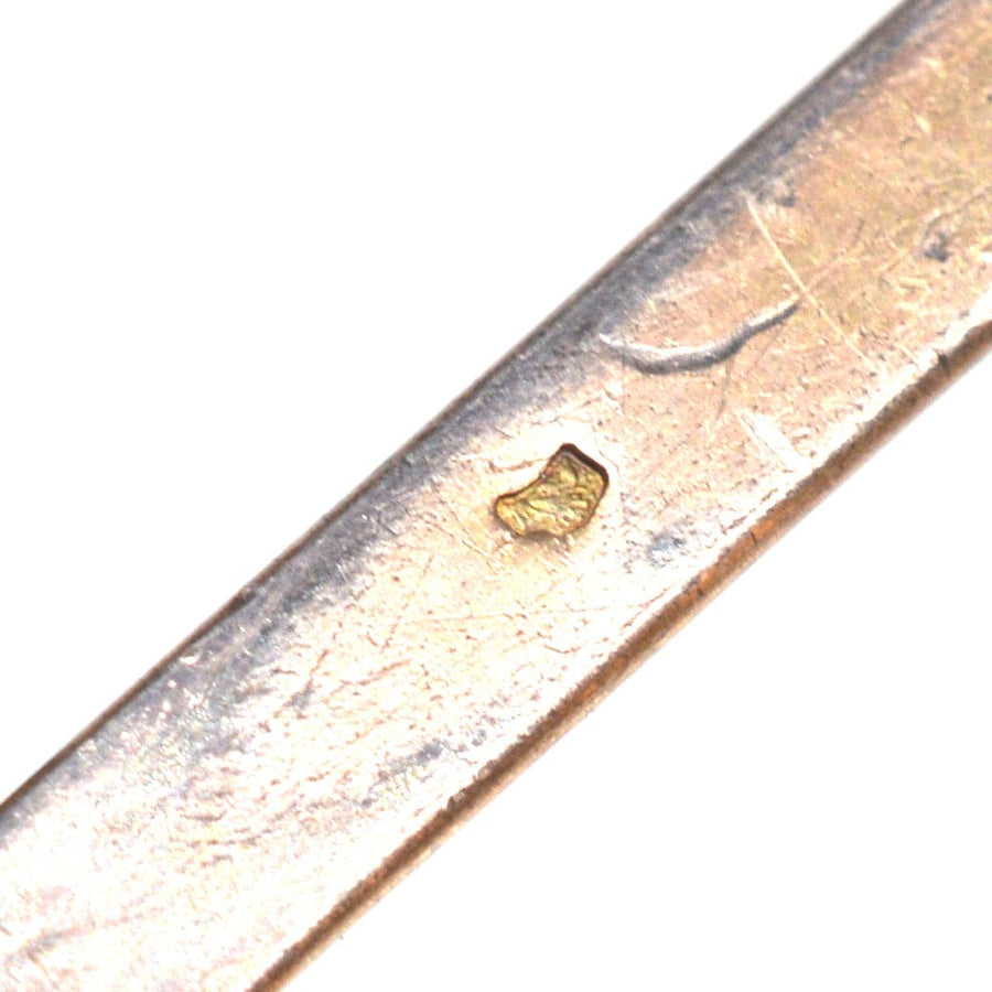 Nahaufnahme einer alten silbernen Schuhschnalle mit detaillierter Handwerkskunst und Punzierung.