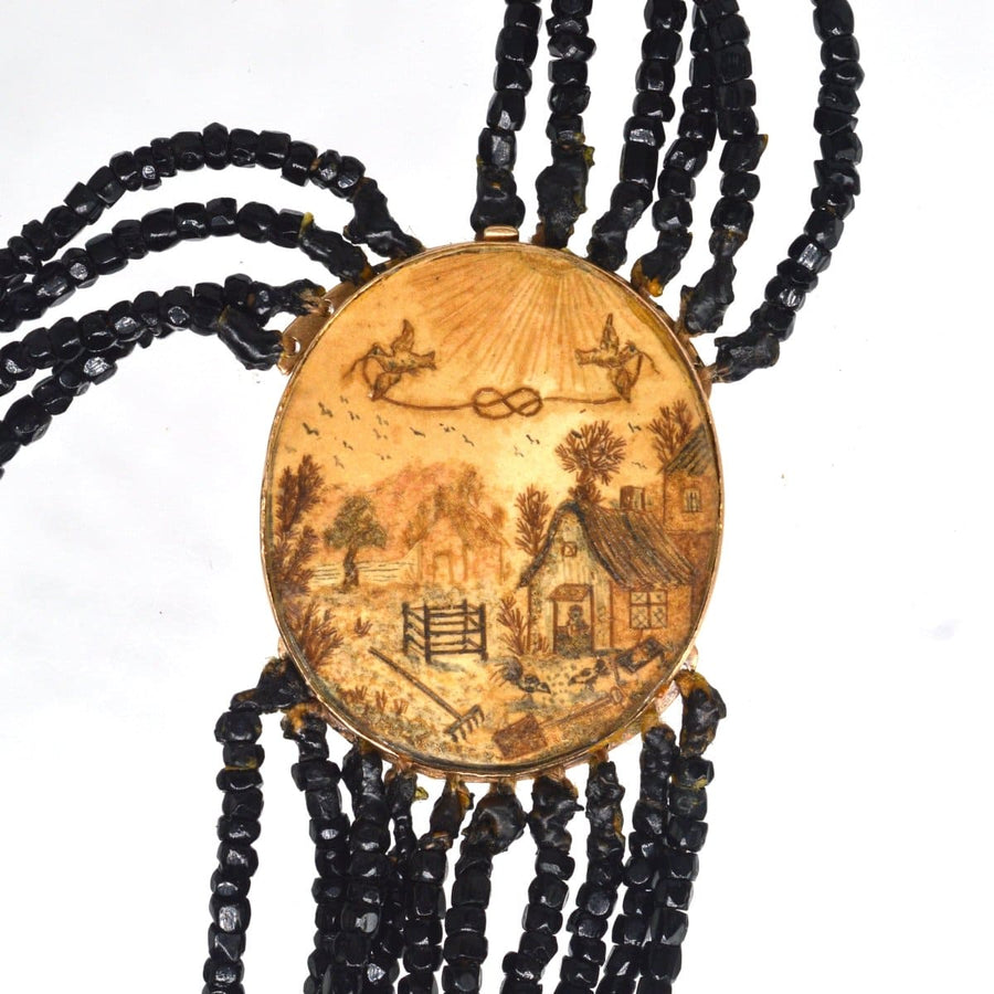Seltener georgianischer 9-Karat-Goldverschluss mit pastoraler Szene mit Häuschen, Tauben und mehrsträngiger Vauxhall-Glaskette.