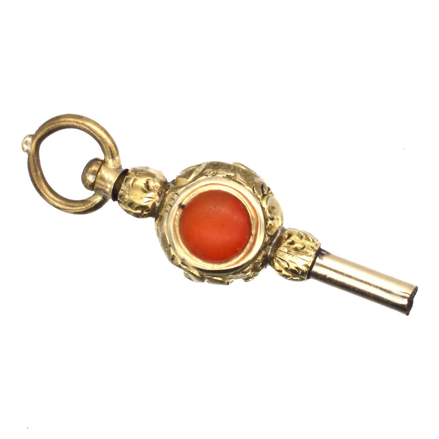 Eleganter Schlüsselanhänger aus Regency-Gold mit Karneol und weißem Chalzedon, der ein kompliziertes Design aufweist.