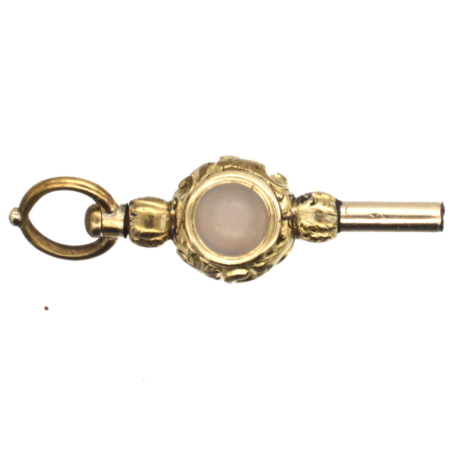 Uhrenschlüssel im Regency-Goldgehäuse mit Karneol und weißem Chalzedon, eleganter Anhänger.