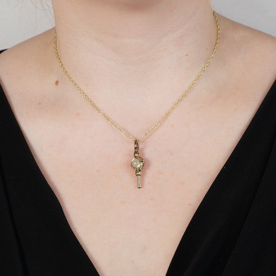 Elegant getragener Schlüsselanhänger mit Karneol und weißem Chalzedon an einer goldenen Kette mit Regency-Goldgehäuse.
