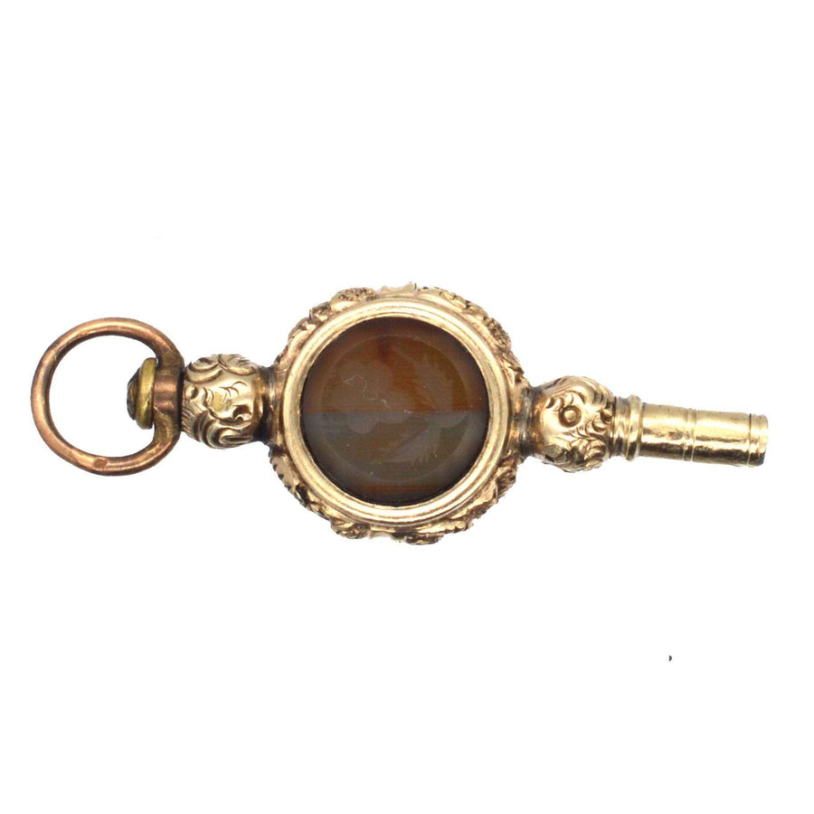Uhrenschlüssel in Regency-Goldgehäuse mit Onyx- und Achatband und Rosenintaglien, aus den 1820er Jahren, ideal für Anhänger.