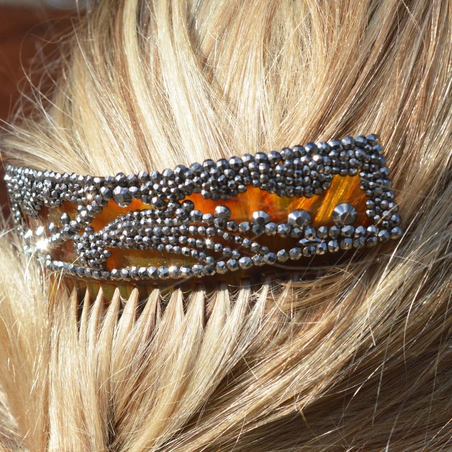 Regency-Haarkamm aus Schildpatt und geschliffenem Stahl mit Sternschnuppenmuster, getragen im Haar einer Dame.