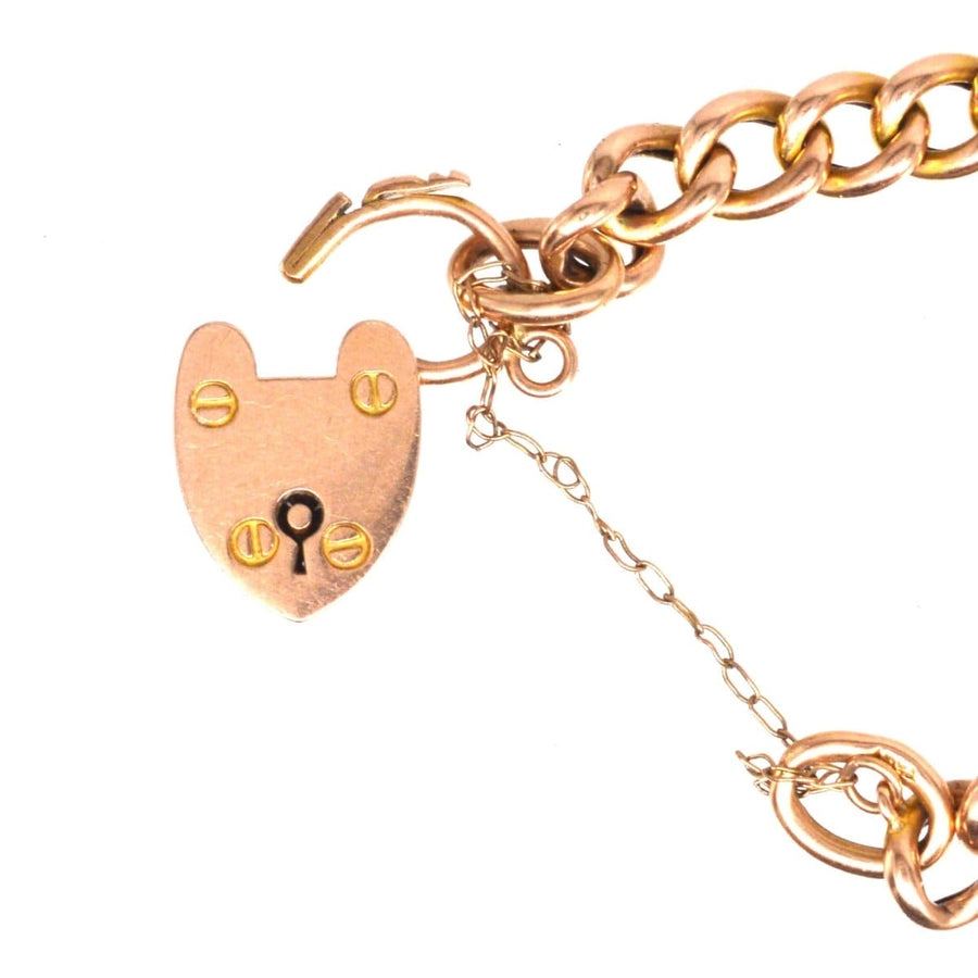 Nahaufnahme eines Vintage-Kinderarmbandes aus 15 Karat Gold mit Herzverschluss, ideal für schlanke Handgelenke.