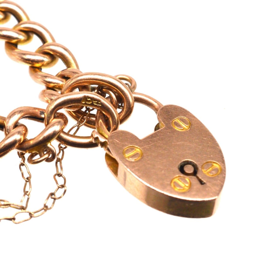 Nahaufnahme eines Kinderarmbands aus 15 Karat Gold mit einem sich öffnenden Herzverschluss aus der Edwardianischen Ära.