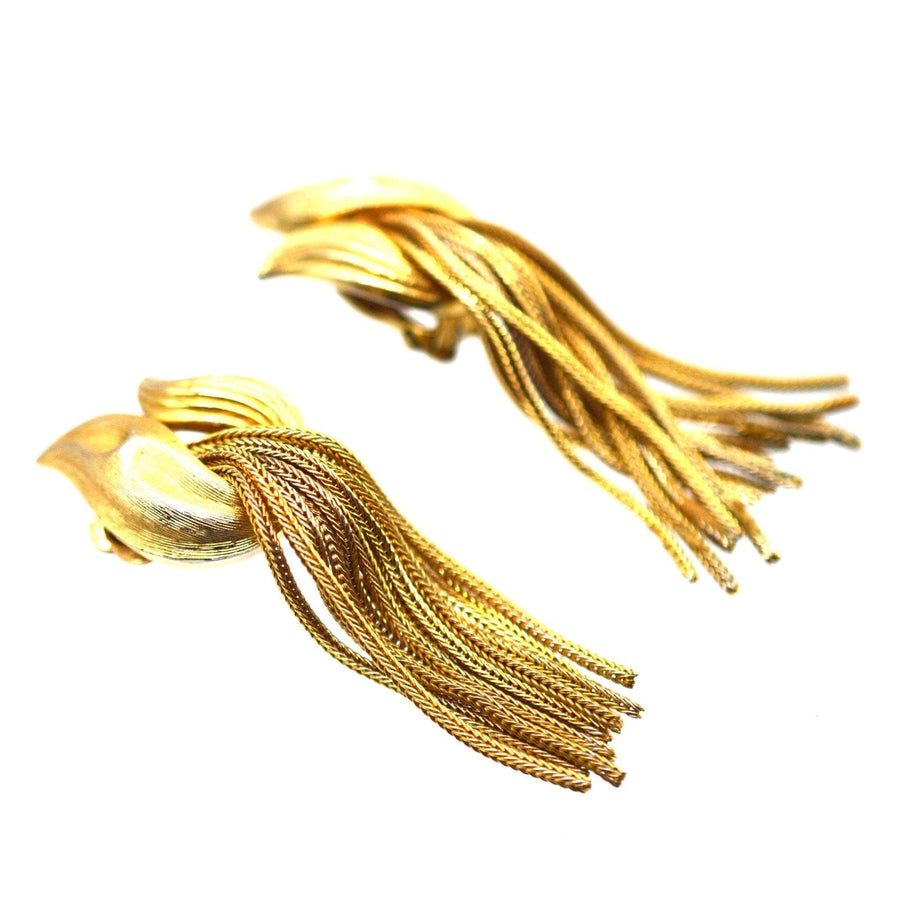 Goldfarbene Vintage-Ohrringe mit Quasten aus den 1950er Jahren von Trifari, die sich durch ein kompliziertes Knotenmuster und schwingende Quasten auszeichnen.