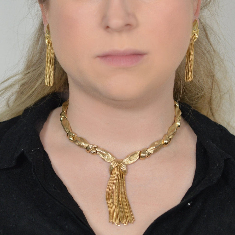 1950er-Jahre Trifari-Halskette und -Ohrringe mit goldfarbener Quaste, getragen von einem Modell.