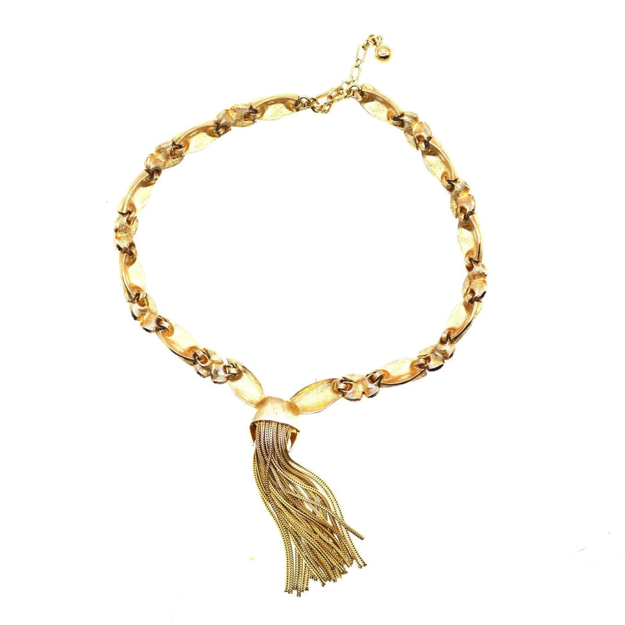 Goldfarbene Trifari-Halskette aus den 1950er Jahren mit Knoten- und Quastenmuster, perfekt für Liebhaber von Vintage-Schmuck.