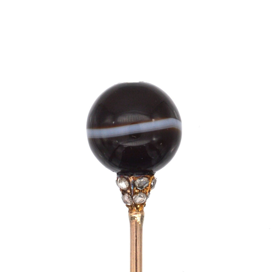 Viktorianische Krawattennadel aus 15 Karat Gold mit einer Onyxkugel und einer diamantbesetzten Fassung für einen eleganten Touch.
