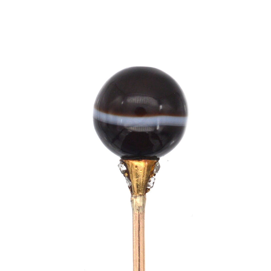 Viktorianische Krawattennadel aus 15 Karat Gold mit einer Onyxkugel und einer Diamantfassung, perfekt für elegante Seidenkrawatten.