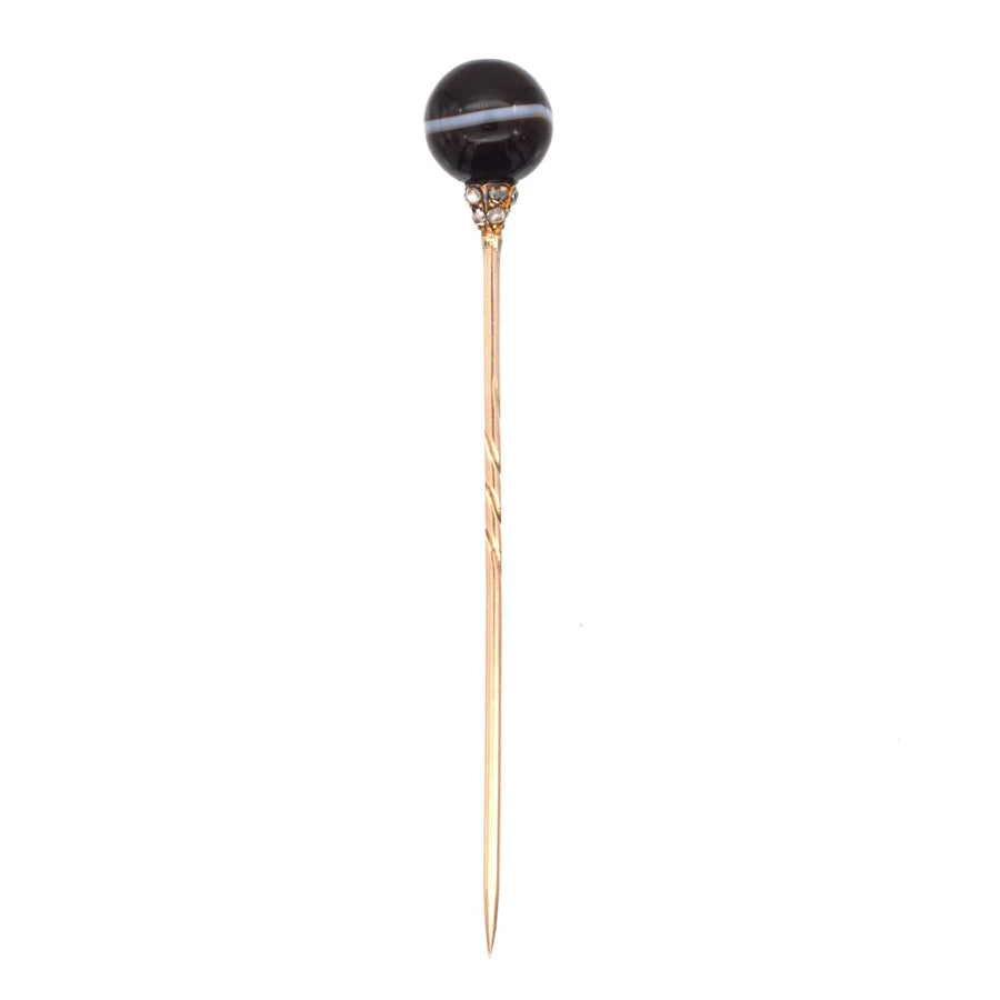 Viktorianische Krawattennadel aus 15 Karat Gold mit Onyxkugel und diamantbesetzter Fassung für elegante Outfits.