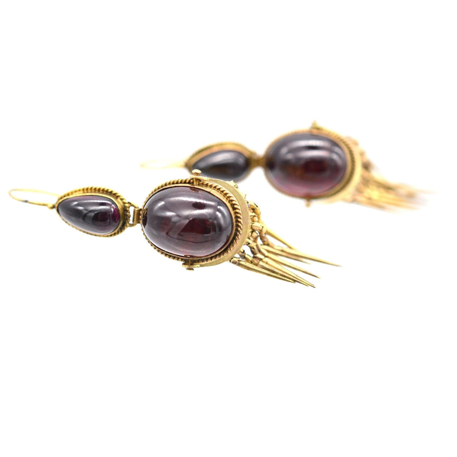 Viktorianische Ohrringe aus 15-karätigem Gold mit Granat-Cabochon und Fransendetails, die die Eleganz antiker Schmuckstücke unterstreichen.