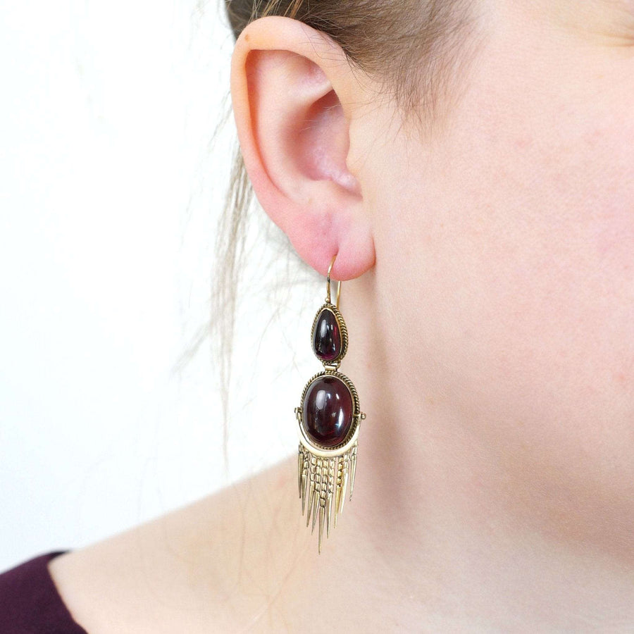 Victorianische Gold-Cabochon-Granat-Tropfen-Ohrringe mit Fransen, die ein kompliziertes Design und Vintage-Charme zeigen.