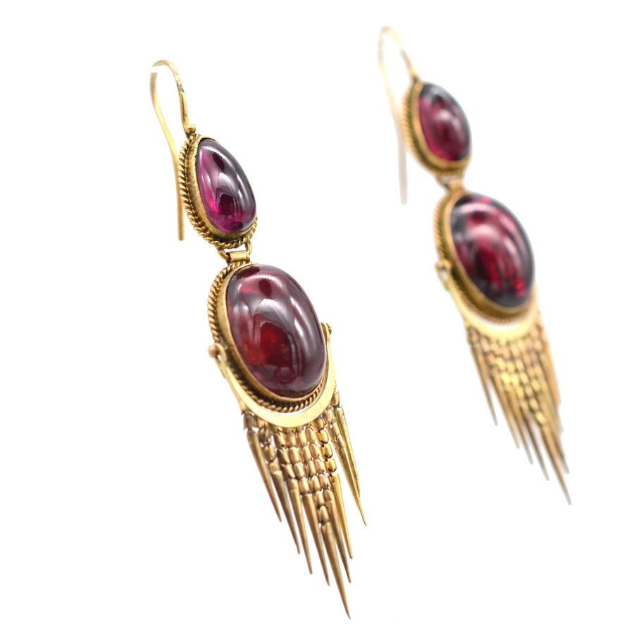 Viktorianische Ohrringe aus 15 Karat Gold mit Cabochon-Granaten und komplizierten Goldfransen aus den 1860er bis 1880er Jahren.
